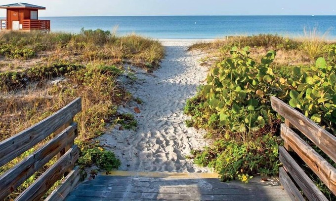 Hallandale Beach Apartment | Lovely Apartment 10mins From Beach, 2mins to Mall