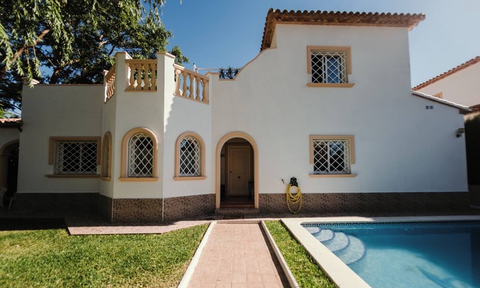 Denia Ski Chalet | Lovely Getaway Home in a Quiet Location Just Minutes Away From the Beach