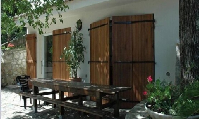 Plage d'Argeles Apartment | Lovely ground floor gîte in a pretty farmhouse with trees and swimming pool