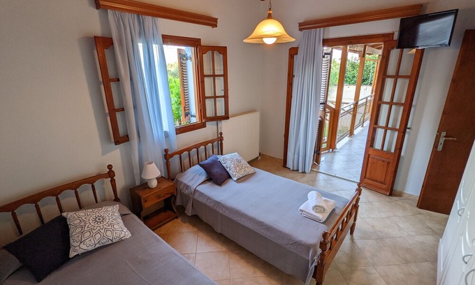 Paliki House | Lovely Lontza A 2-Bedroom Cozy House