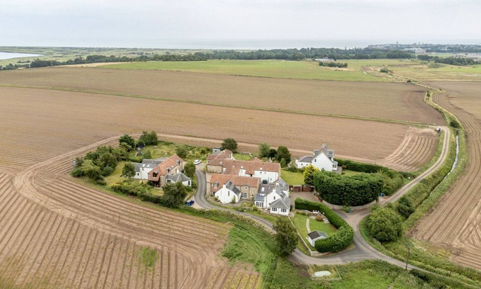 St. Andrews House | Lovely Sleeps 10 Country Property