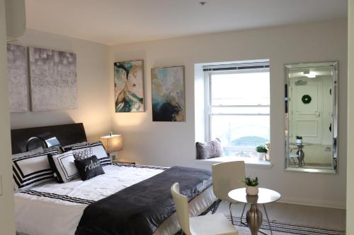 Downtown Apartment | LOVELY STUDIO ON THE PROMENADE! free parking