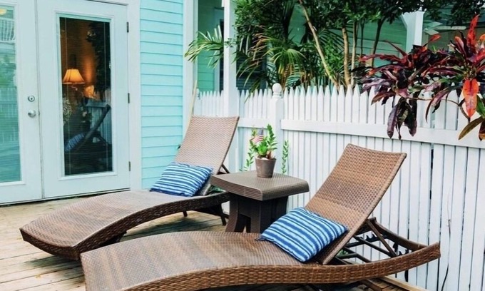 Truman Annex House | Low Key Vibe, Low Oct Rates! 2 bikes, 2 blocks from Duval,Pool, Oceann