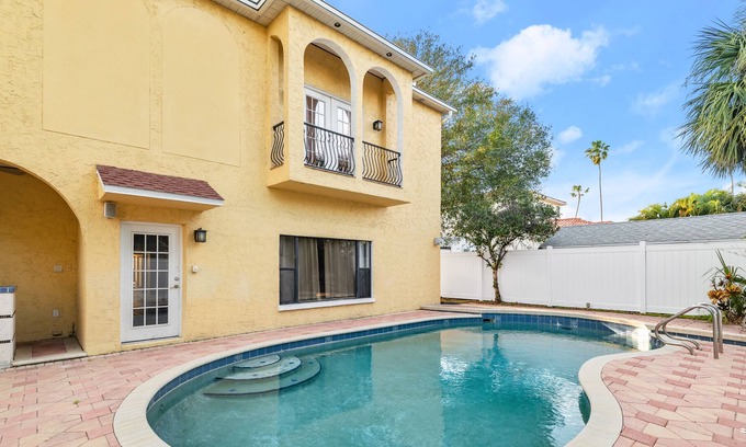 Davis Islands House | Lrg 5 bdrm Tampa house on Davis Island heated pool, gulf cart, great walkability