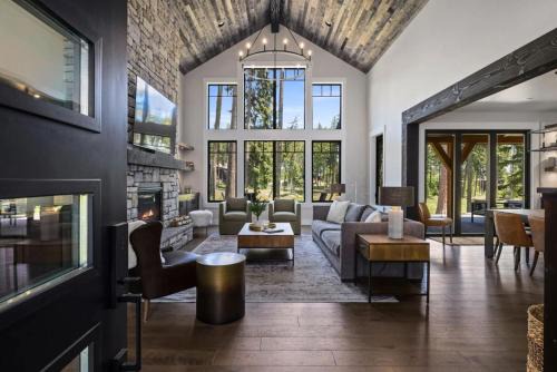 Cle Elum House | Lucky Elk Lodge in Suncadia- Fairway View, Hot Tub BBQ, Firepit, Game Room, Chefs Kitchen, Hi-speed Wi-Fi