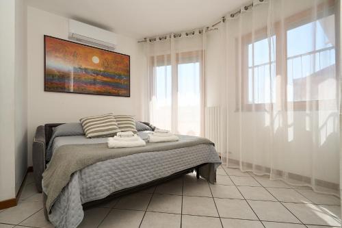 Dergano Apartment | -LUMINOSA 5 STARS WITH BALCONY- Wifi Netflix 15 minutes from Duomo