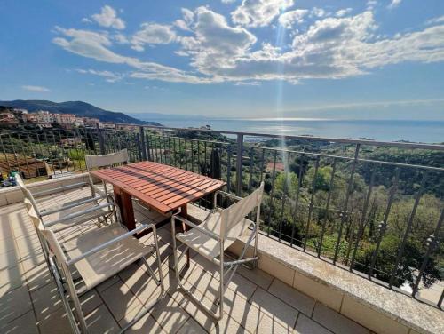 Varazze Apartment | Luminosa mansarda con vista mare