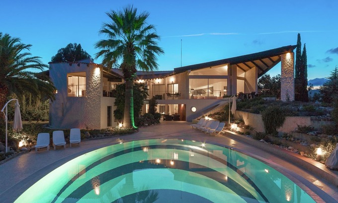 Mandelieu-La-Napoule Villa | Lush designed villa with sea views