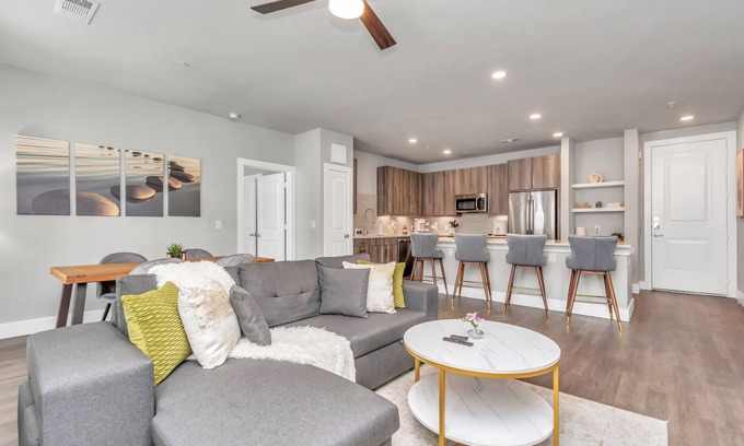 Katy Apartment | Lux & Cozy 2 Bedroom Suite - Resort Pool, Fitness Room & WiFi - Houston
