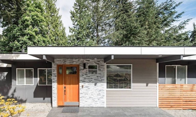 Lake Forest Park House | Luxe 4BR/3Bath Home w/BBQ/Spa Tubs/Wi-Fi/Trails