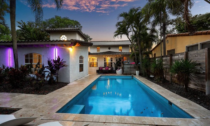 Victoria Park House | Luxe 5BR 4BA Heated Pool 10 Min to Beach BBQ