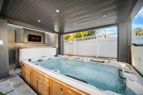 Lindon House | Luxe Family Retreat with Private Pickleball a Large Swim Spa indoor Movie Theatre 2 Outdoor Firepits a Home Gym and more