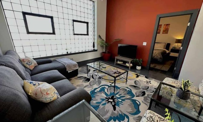Roanoke Apartment | Luxe rooftop retreat in downtown core
