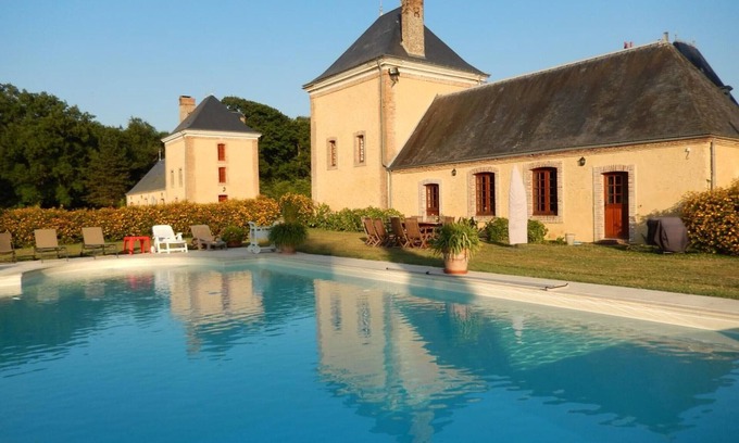 Tuffe Val de la Cheronne Cottage | Luxurious 4BR Manor with Private Pool and Modern Amenities, Close to Le Mans Circuit