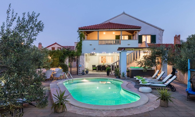 Selca Villa | luxurios and comfortable Villa/Island Brač/with pool,jacuzzi/tranpol/14people