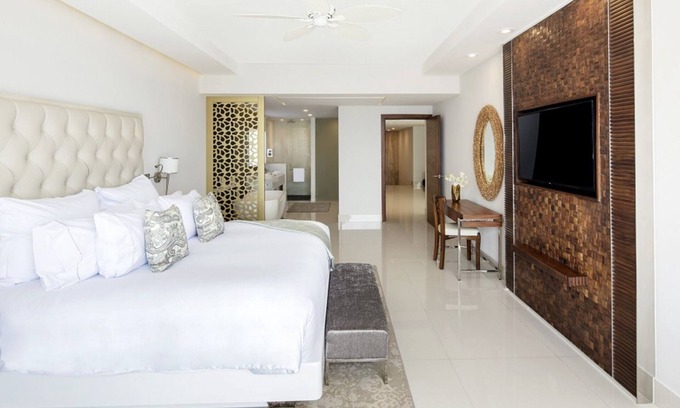 Cabo San Lucas Resort | Luxurious 4 bedroom Penthouse right on the beach of Cabo!