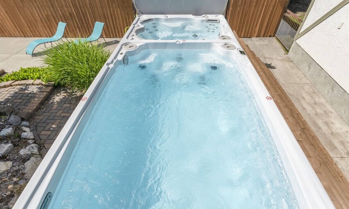 East Kootenay House | LUXURIOUS 5,500 sqft Home: 5 Br/5 Ba | PRIVATE Pool & Hot Tub | STEPS to Beach