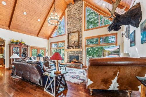 Blue River House | Luxurious 5BDR Getaway with Hot Tub and Mountain Views