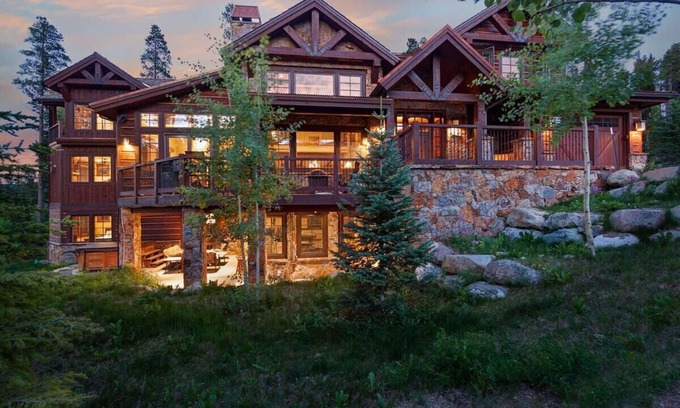 Boulder Ridge House | Luxurious 6BR, Hot Tub, 3Min Walk to Main Lifts