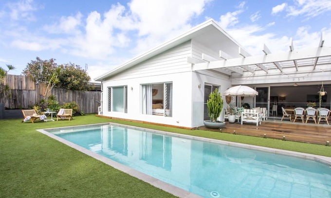 Casuarina House | Luxurious Coastal Beach House - 4 mins walk to beach!