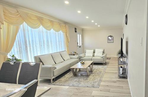 Scarborough House | Luxurious Cozy House in Bluffs with Lake View