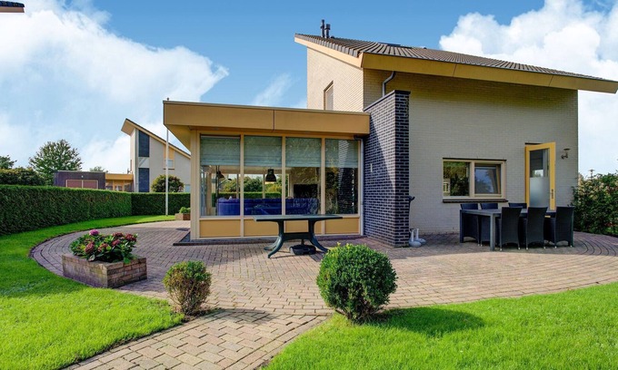 Koudum House | Luxurious Holiday Home in Koudum with Pool