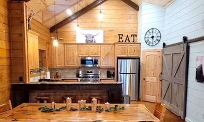 Georgetown Cabin | Luxurious Log Cabin on Premiere Equestrian Facility in Georgetown, TX