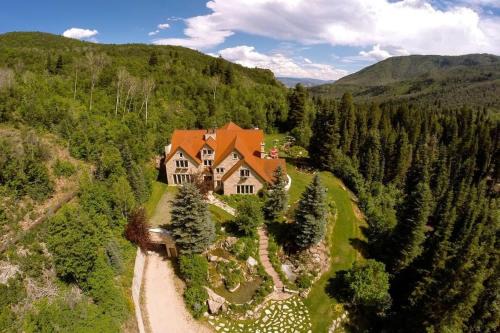 Midway House | Luxurious Mountain Retreat with Pool