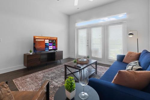 West Oak Hill Apartment | Luxurious New Unit 1Bd1Ba Pool Golf Sim