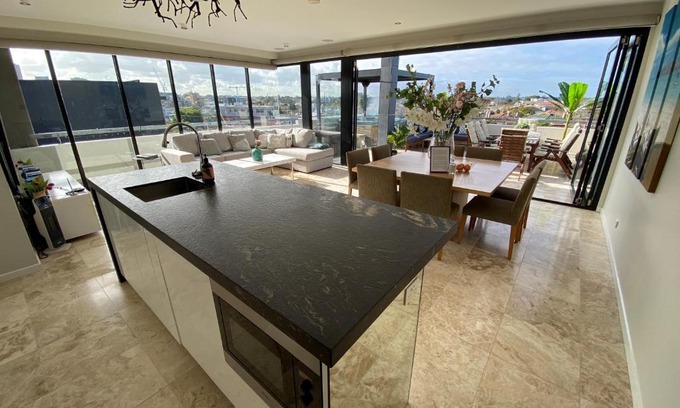 Saint Kilda South Apartment | Luxurious Penthouse Oasis with Spa