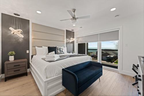 Leamington House | Luxury 171-3 Condos with Magnificent Lakeview