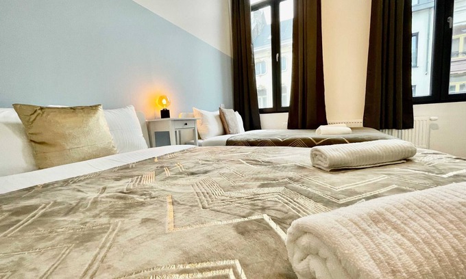Klein-Antwerpen Apartment | Luxury 2BR 1BA Near Fashion District by Oneluxstay