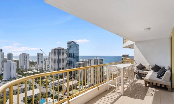 Main Beach Apartment | Luxury 3BR with Ocean and Trackside GC 500 Views