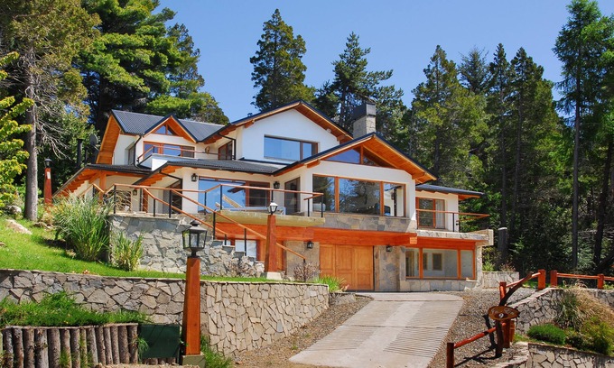 San Carlos de Bariloche House | Luxury 4 Bedroom House with Hot Tub HV6