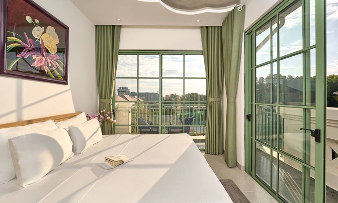 Ong Lang Villa | Luxury 4 bedroom Garden View Solar Villa - Tropical Garden Khem Beach