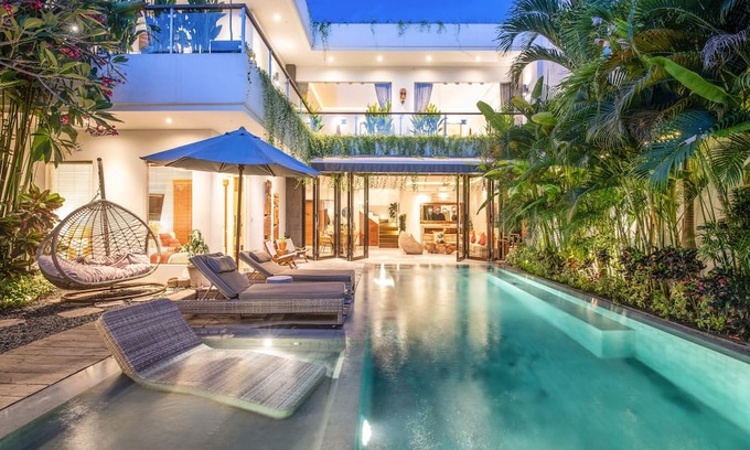 Berawa Cottage | Luxury 4BR Haven, Steps to Canggu's Beach Elegance
