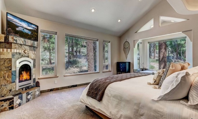 Round Hill Village Apartment | Luxury 5BR | Hot Tub & Chef’s Kitchen | Sleeps 10