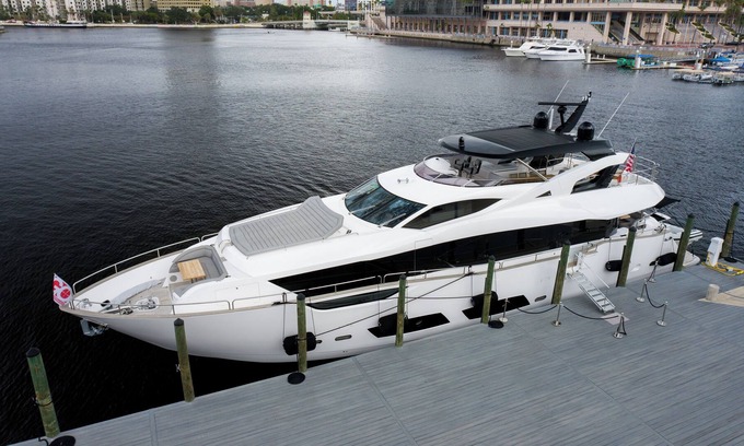 Harbour Island Boat Rental | Luxury 95' Sunseeker