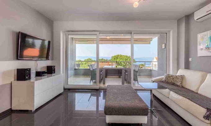 Njivice Apartment | Luxury Apartment Sunflair