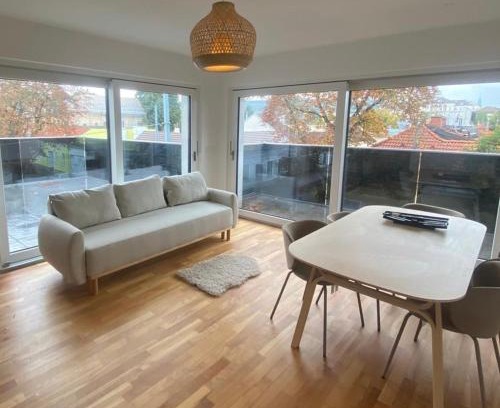Grinzing Apartment | Luxury Apartment with Balcony & Free Parking