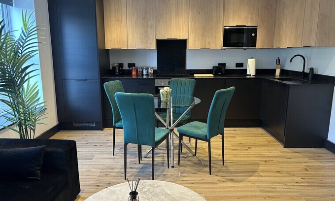 North Finchley Apartment | Luxury apartment with private balcony