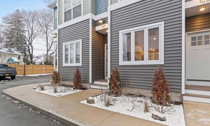 Rochester House | Luxury APT | 10 Mins to DT w/King Bed & WIFI