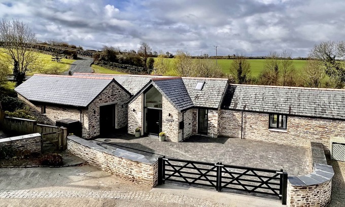 Wadebridge House | Luxury barn conversion near Padstow - stunning ocean views, garden and hot tub