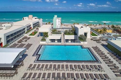 Hollywood Apartment | Luxury Beach Front Suite with Rooftop Pool