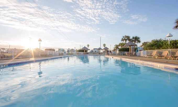 Galveston Apartment | Luxury Bedroom, Private Lounge Access, Pool & Gym