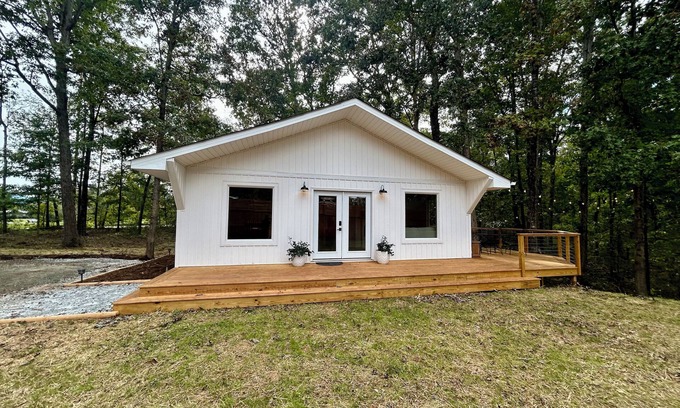 Travelers Rest House | Luxury Bungalow w/Scenic Tree View - near Travelers Rest & Furman University.