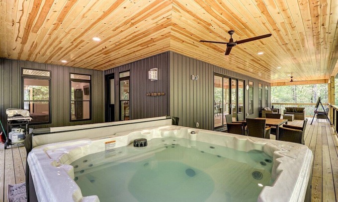 Logan Cabin | Luxury Cabin in Hocking Hills that sleeps 16!