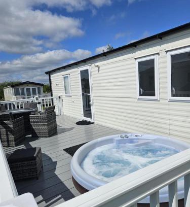 Tattershall House | Luxury Caravan 3 Bedroom 8 berth With Hot-tub guests 6 and above require a bond