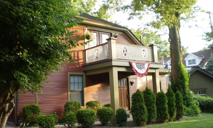 Central Hyde Park Cottage | LUXURY CarriageHouse 2 BR-2 BA Apt,Garage or Off-StreetParking,Levl 2 EV Charger