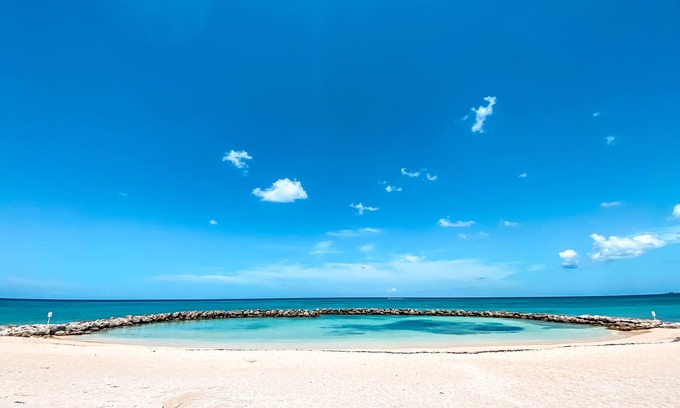 Seven Mile Beach Condo | Luxury condo steps from one of the world's best beaches.
